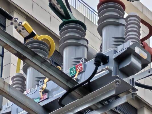 220VAC ± 10% Tensão de saída IP67 Impermeável Consumo de energia ultra-baixo (~ 6W) Dispositivo de alimentação para recloser com extração de tensão capacitiva